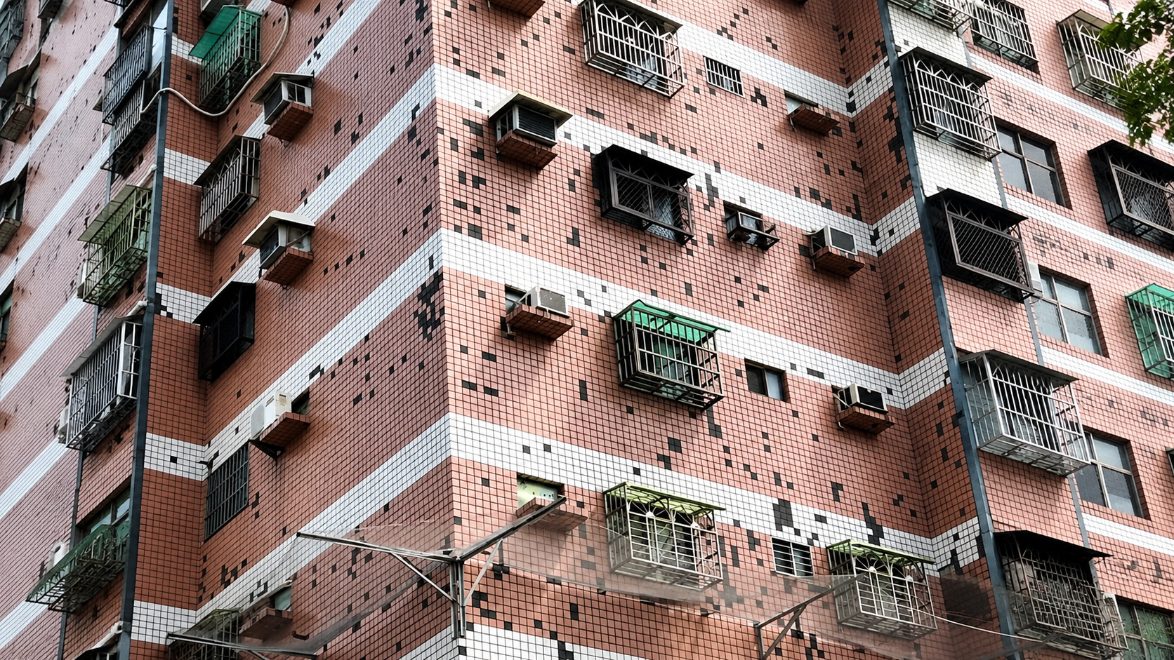 內湖、南港豪雨淹水！專家示警：外牆磁磚、招牌恐成下一波危機
