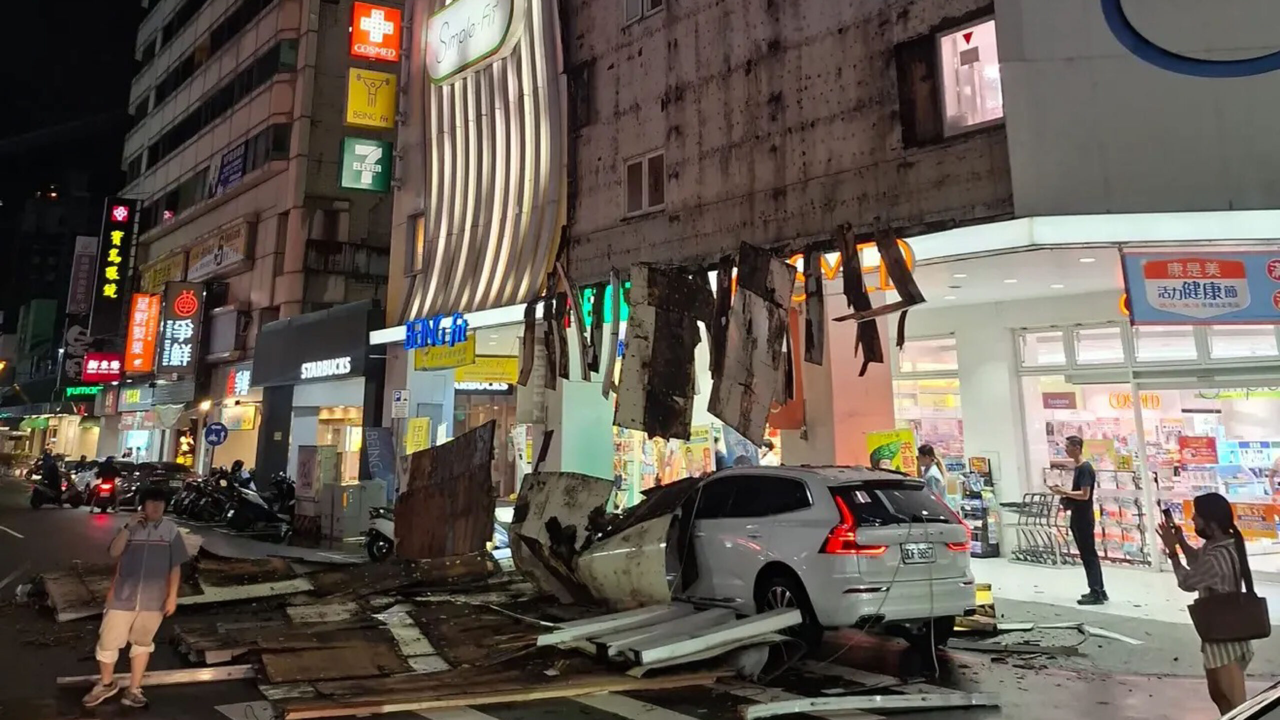 台中商圈大型招牌突墜落 砸毀5車幸無傷亡 都發局將依法查處